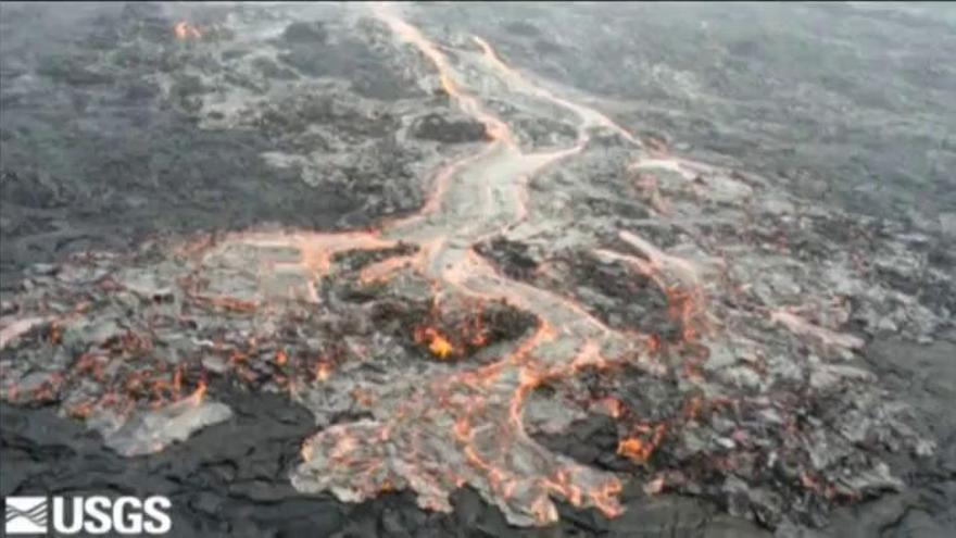 El volcán Kilauea deja correr dos larguísmos ríos de lava