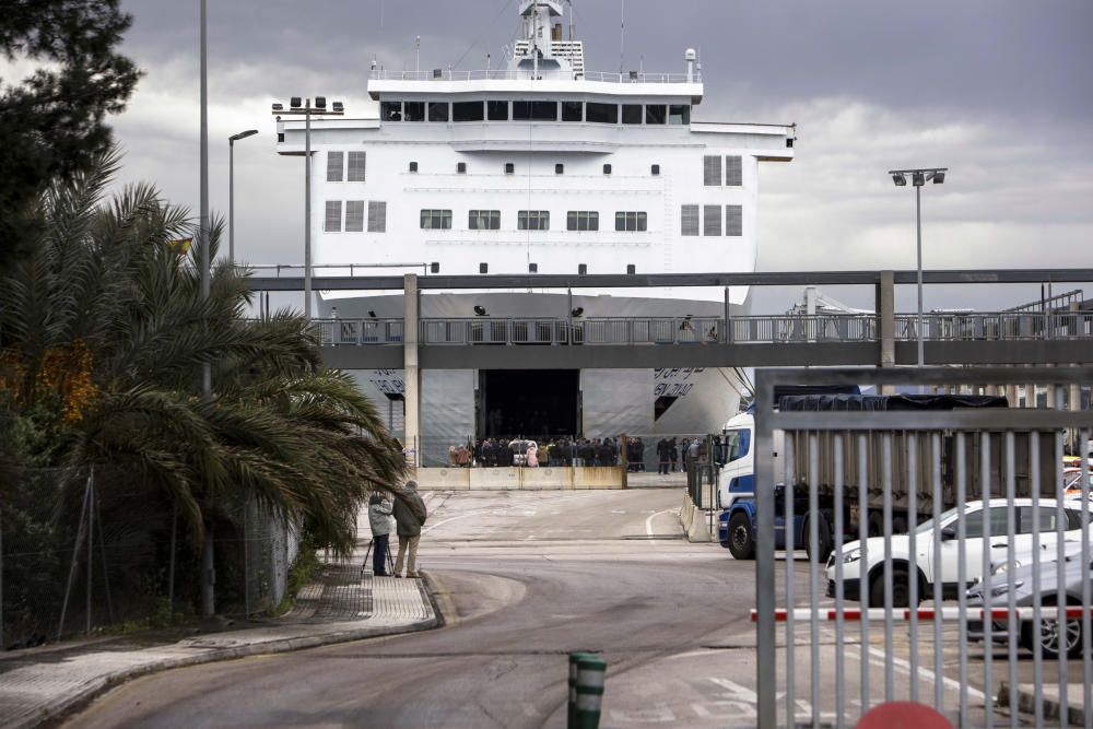 Llega a Alcúdia el ferry que transportará a los pasajeros que quedaban del barco incendiado