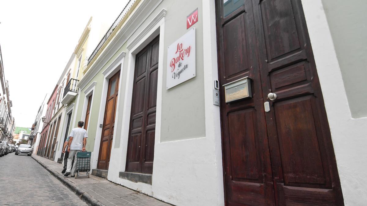 Una vivienda vacacional en una calle de Vegueta.