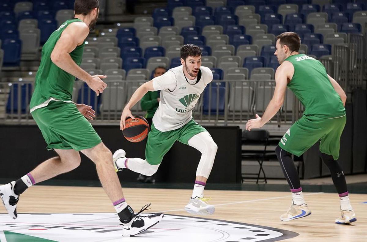 Ejim defiende a Will Thomas durante el entrenamiento. | UNICAJAB/FOTOPRESS