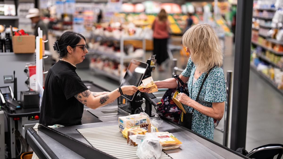 Muchos se preguntan si abrirán los distintos supermercados y en qué horario