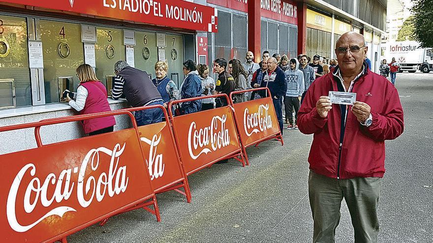 Ángel Sánchez muestra su entrada para Pamplona ante la cola de aficionados.
