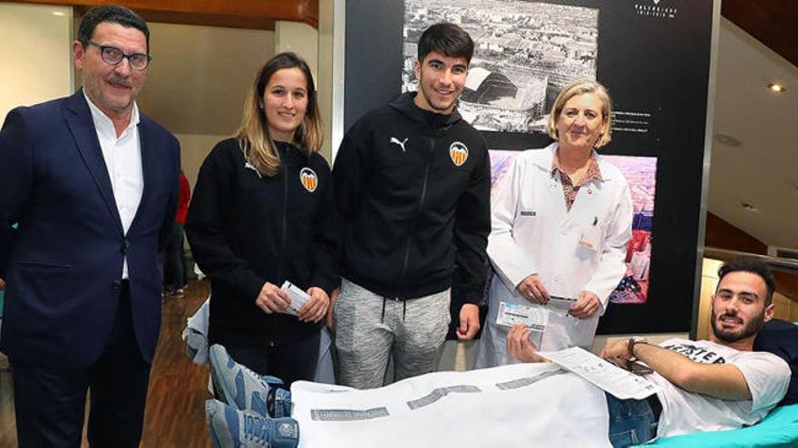 Carlos Soler en la donación de sangre realizada en el Palco VIP de Mestalla.