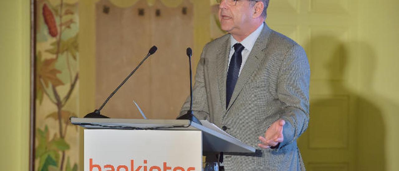 El consejero Pedro Ortega, durante su intervención.