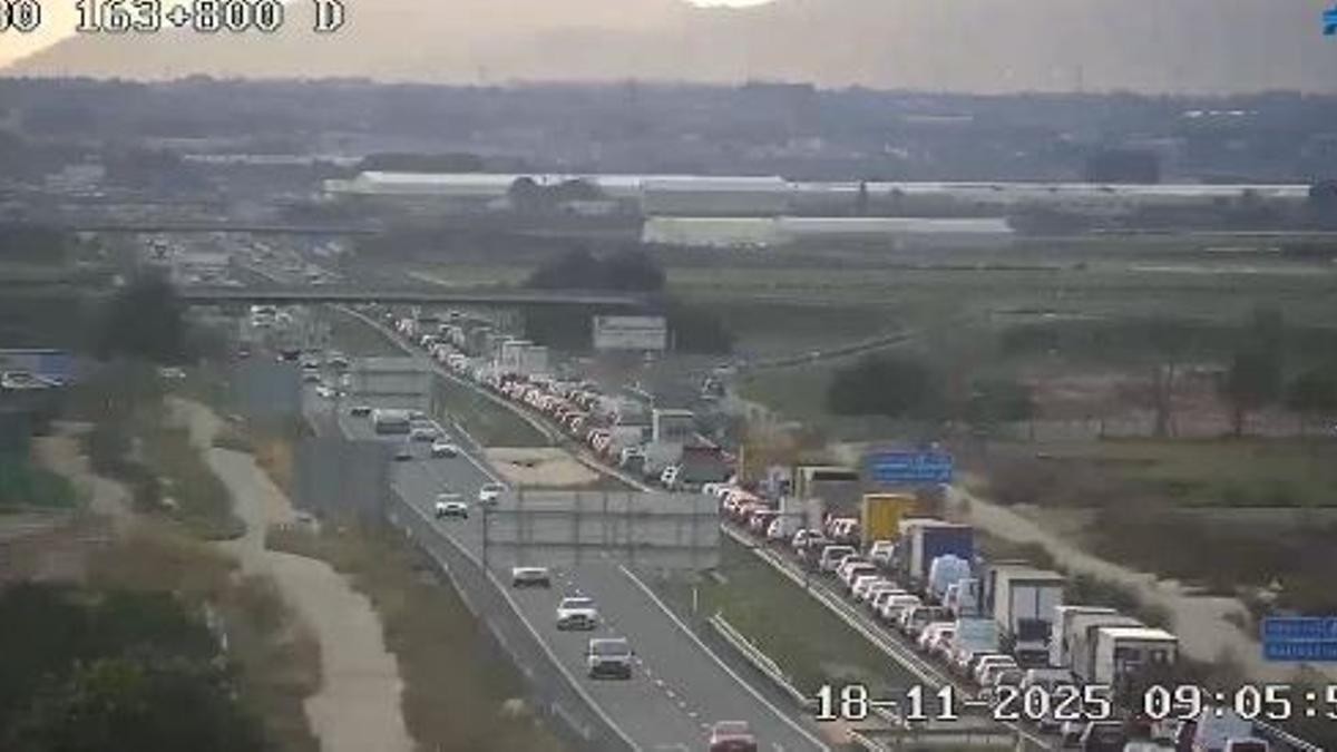 Imagen de las retenciones de tráfico facilitada por la DGT