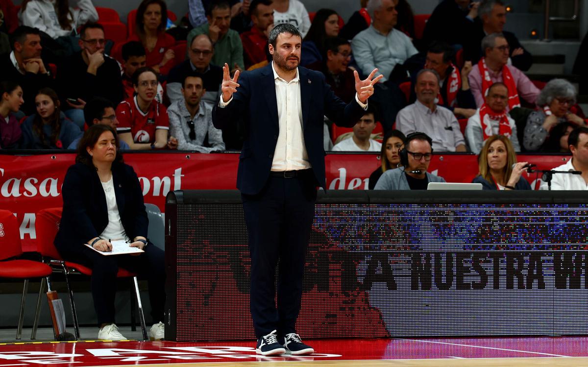 Carlos Cantero da instrucciones en el partido del pasado domingo contra el Gernika.