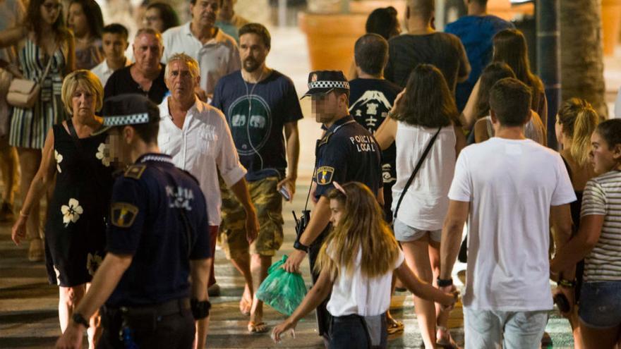 La Policía Local vigila de noche bajo mínimos