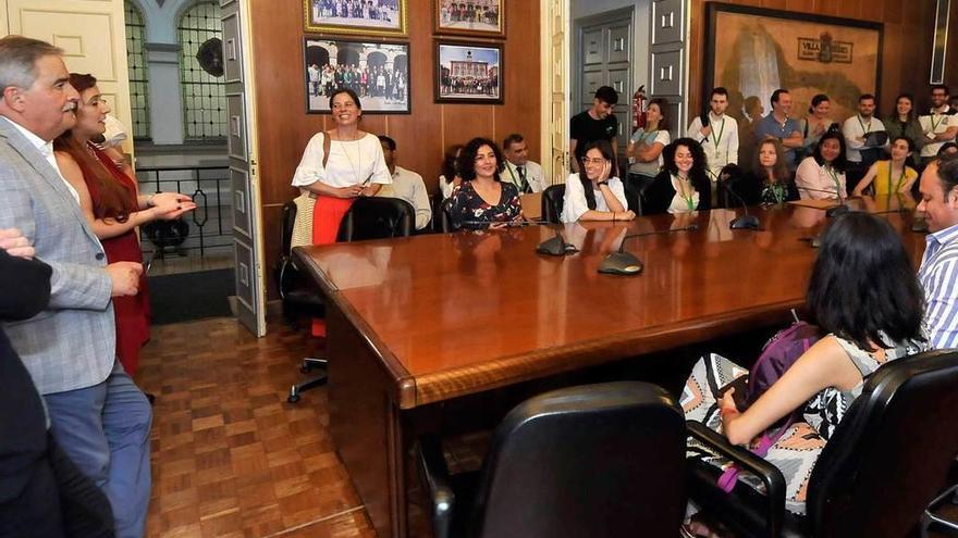 El alcalde de Mieres, a la izquierda, durante la recepción celebrada en el Ayuntamiento.