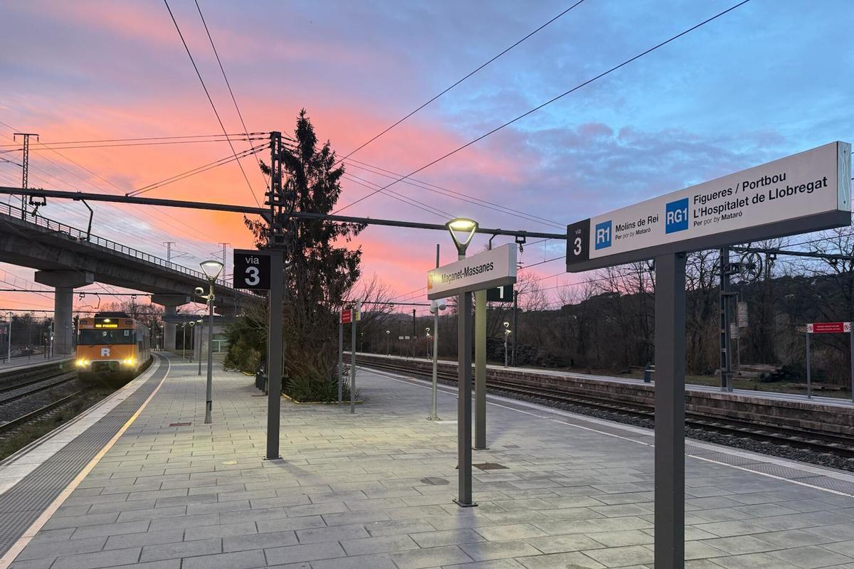Un tren espera a l'andana de Maçanet