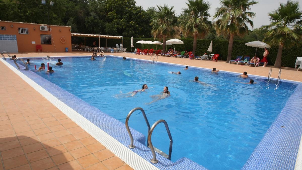 Imagen de archivo de usuarios en la piscina de Vallés, donde han tenido lugar los robos