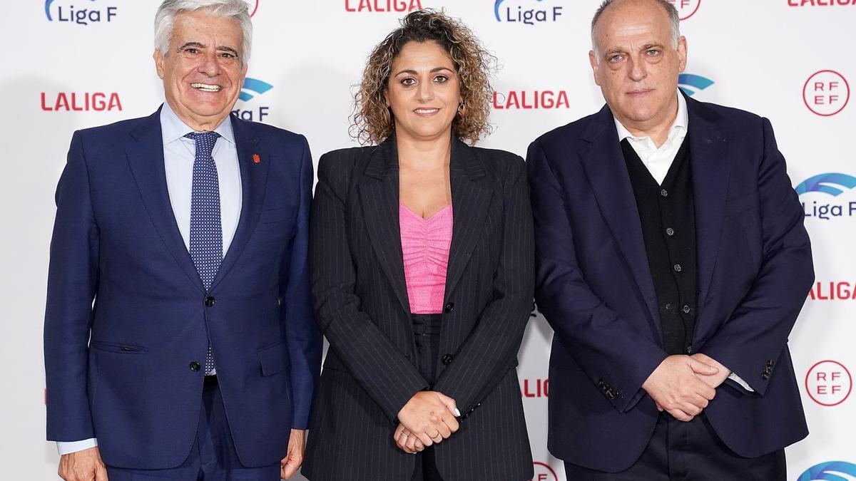 El presidente de la RFEF, Pedro Rocha; la presidenta de Liga F, Beatriz Álvarez, y el presidente de LaLiga, Javier Tebas.