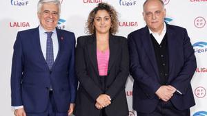El presidente de la RFEF, Pedro Rocha; la presidenta de Liga F, Beatriz Álvarez; y el presidente de LaLiga, Javier Tebas.