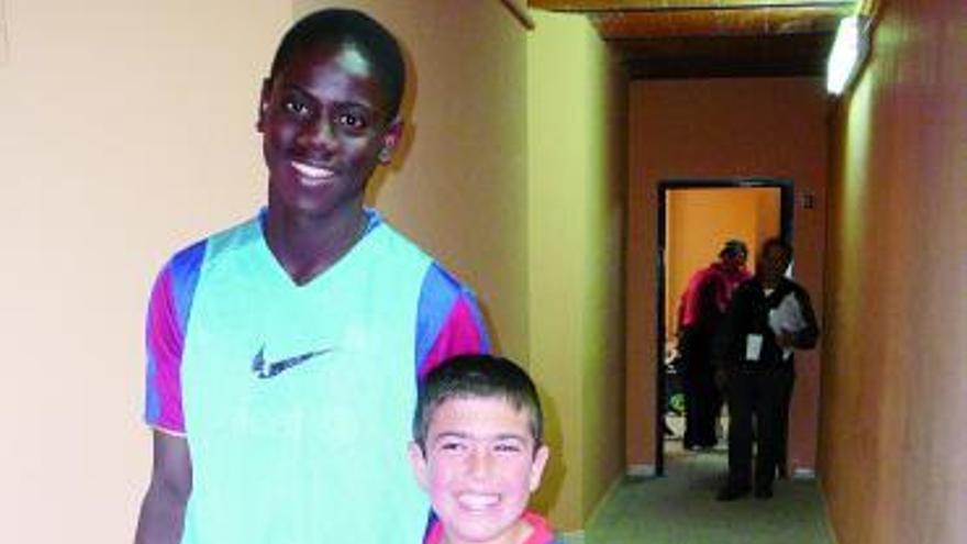 Mamadou, máximo goleador del campeonato, junto al sportinguista Viti.