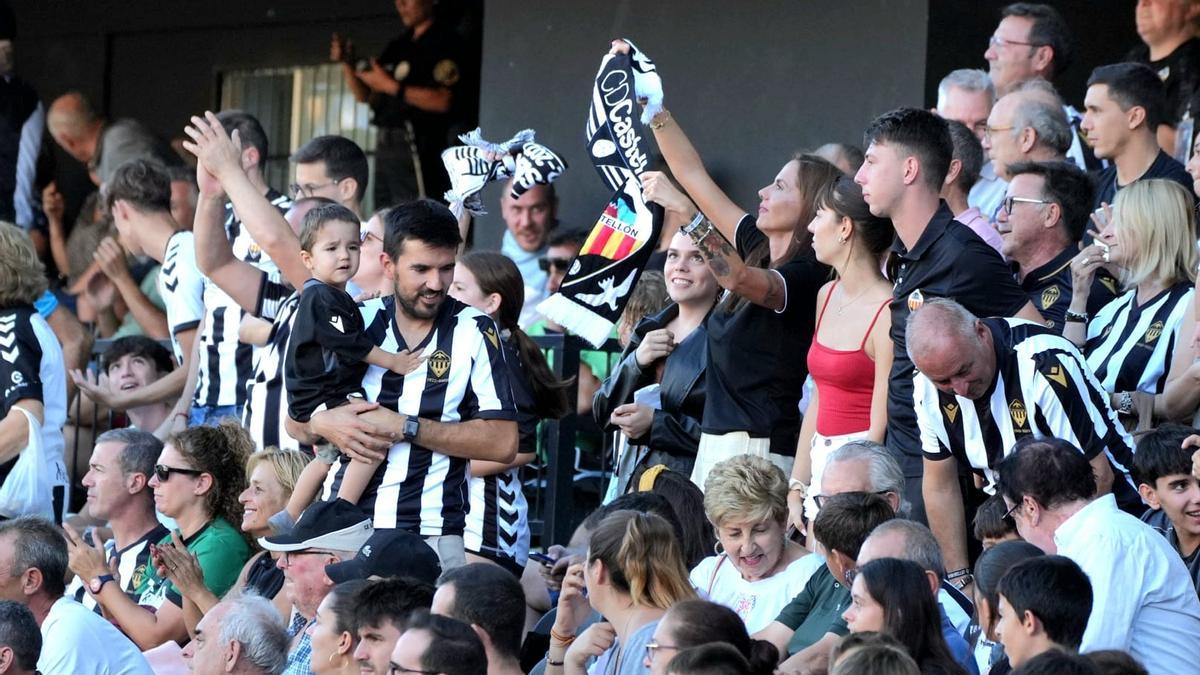 Así disfruta la afición albinegra del partido CD Castellón - Mérida