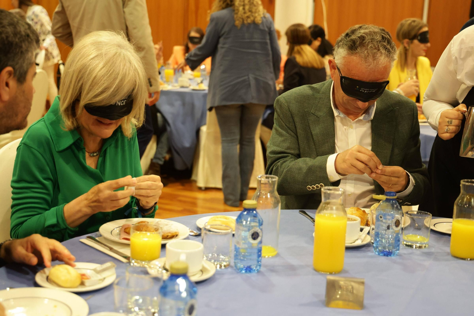 Fotogalería | Desayuno a ciegas para ponerse en la piel de las personas invidentes
