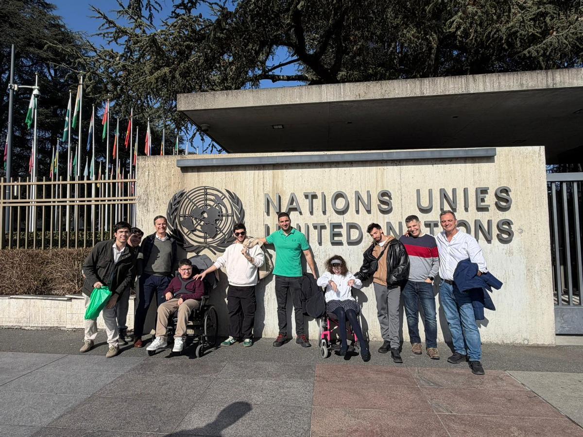 El equipo de Aspace Badajoz en la entrada de la ONU en Ginebra.