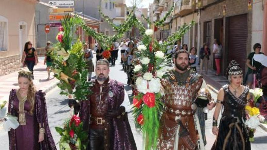 Los cargos del pasado año junto con el resto de festeros rindieron ayer homenaje a la patrona con la tradicional ofrenda floral del Mig Any.