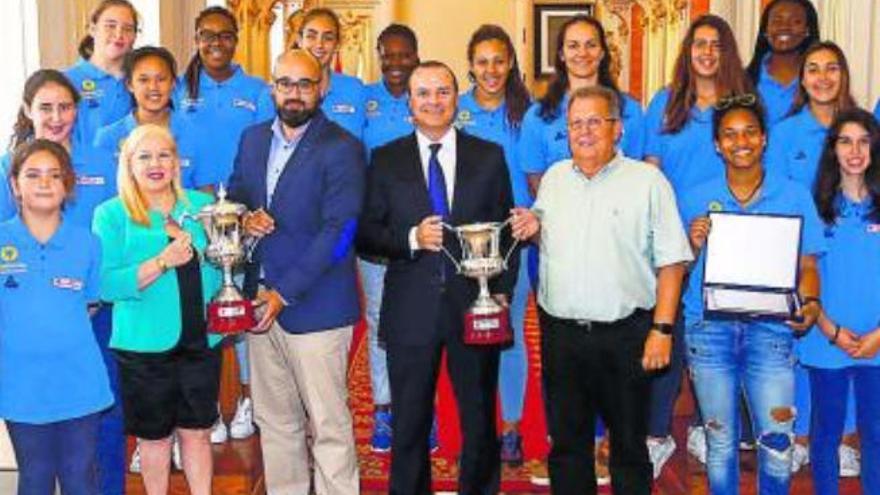 Aridany Romero y Augusto Hidalgo, junto al equipo del Club Baloncesto Islas Canarias cadete.