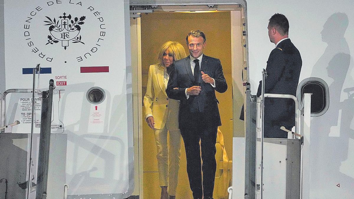Emmanuel Macron, presidente de Francia, y su esposa y primera dama, Brigitte Macron, a su llegada a Yakarta el pasado 27 de mayo.