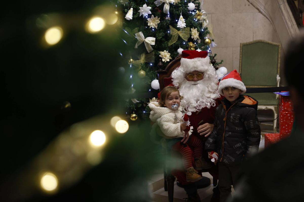 Papá Noel recibe a los niños en el Ayuntamiento de Oviedo tras suspenderse la Cabalgata