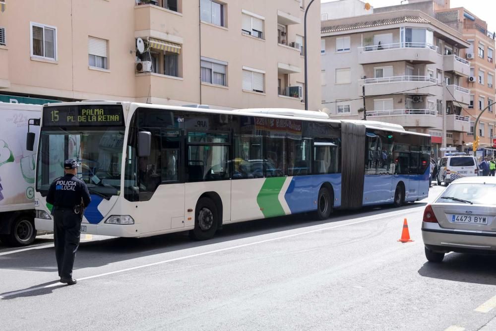 Una decena de heridos al dar un frenazo un bus de la EMT tras cruzarse un coche