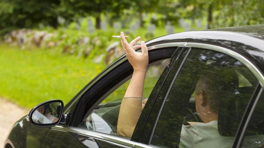 ¿Sabías tirar una colilla desde tu coche te puede llevar a la cárcel?