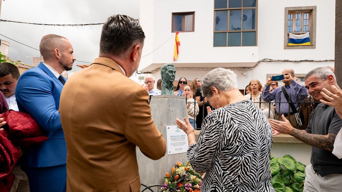 Gáldar descubre un busto en honor a Julio Almeida en la Plaza de San Isidro