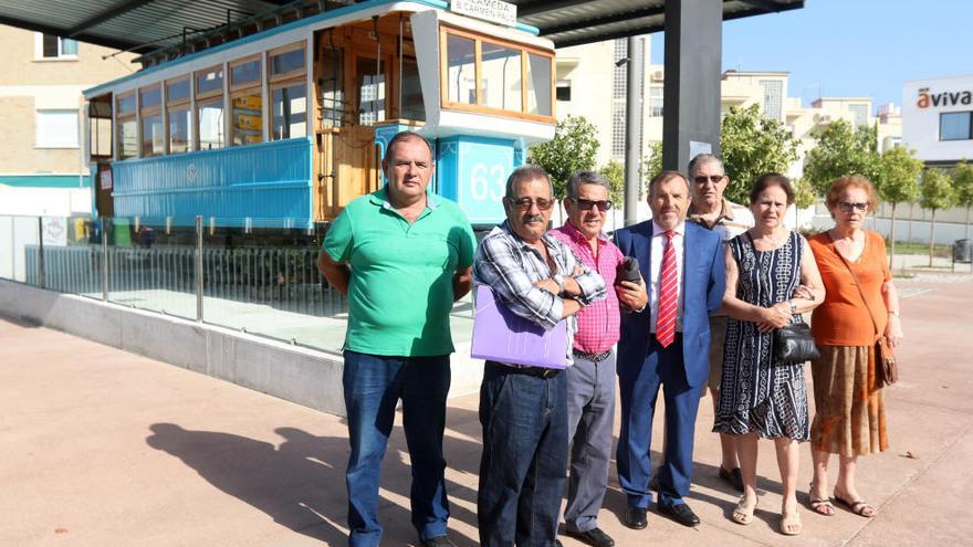 Antiguos compañeros de Manuel Díaz Millán y familiares, entre ellos la viuda, en la plaza que desean que lleve su nombre.