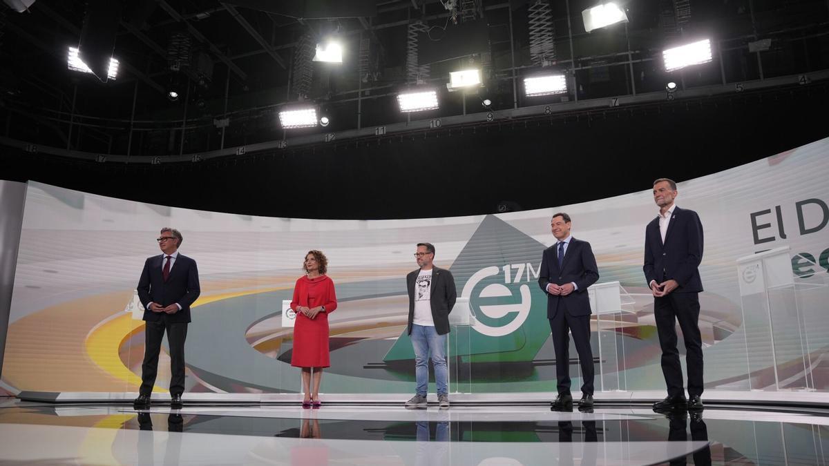 Los candidatos a la presidencia de la Junta de Andalucía (i-d) Manuel Gavira (Vox), María Jesús Montero (PSOE), José Ignacio García (Adelante Andalucía), Juanma Moreno (PP) y Antonio Maíllo (Por Andalucía) a su llegada al debate de los candidatos a la presidencia de la Junta de los cinco partidos con representación en el Parlamento de Andalucía, organizado por Canal Sur este lunes en Sevilla.