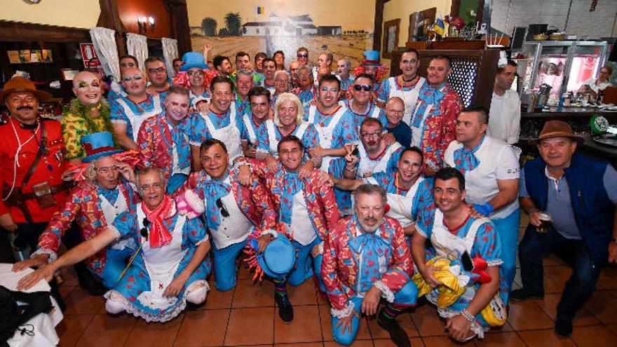 Los miembros de la asociación La Carroza momentos antes de la cabalgata de Vecindario, vestidos de Alicia en el País de las Maravillas.