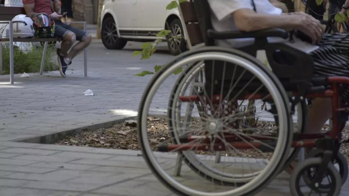 Una persona mayor en silla de ruedas