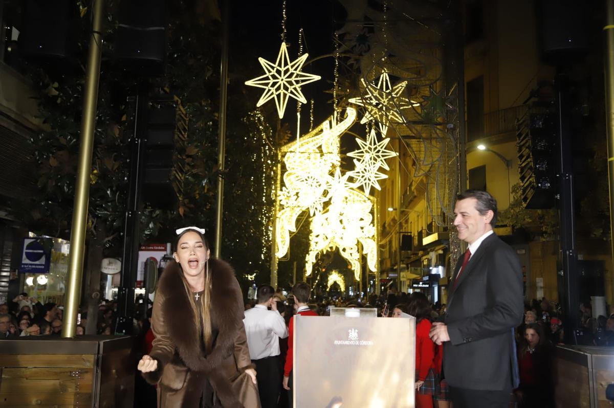India Martóinez (i) y José María Bellido (d) en la inauguración del alumbrado navideño en Córdoba, en Cruz Conde, este martes.