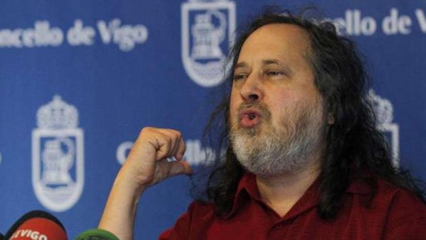 Richard Stallman, ayer, durante la rueda de prensa que ofreció en el Concello.  // Jorge Santomé