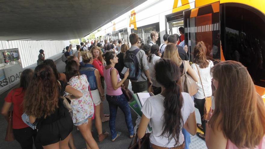 La huelga de los maquinistas satura los tranvías de Alicante durante las horas punta