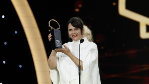 La cineasta donostiarra Jaione Camborda recibe la Concha de Oro a la Mejor Película por O Corno durante la gala de clausura del Festival Internacional de Cine de San Sebastián