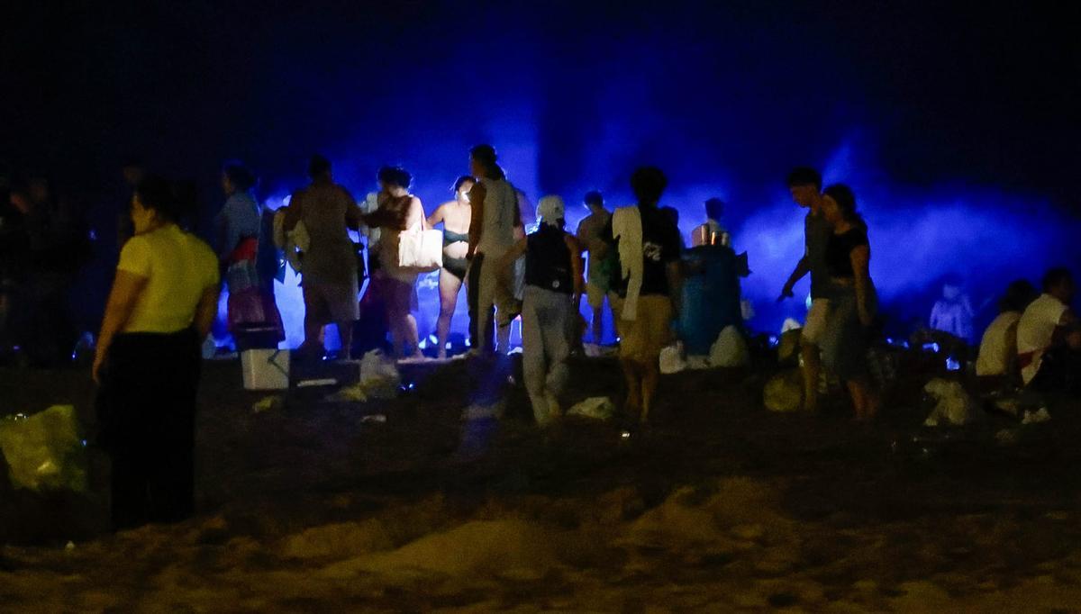 Dispositivo de limpieza en las playas valencianas tras la noche de San Juan Dispositivo de limpieza en las playas valencianas tras la noche de San Juan