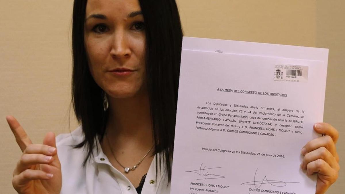 Una asistente de Convergència registra la solicitud de grupo propio en el Congreso de los Diputados.