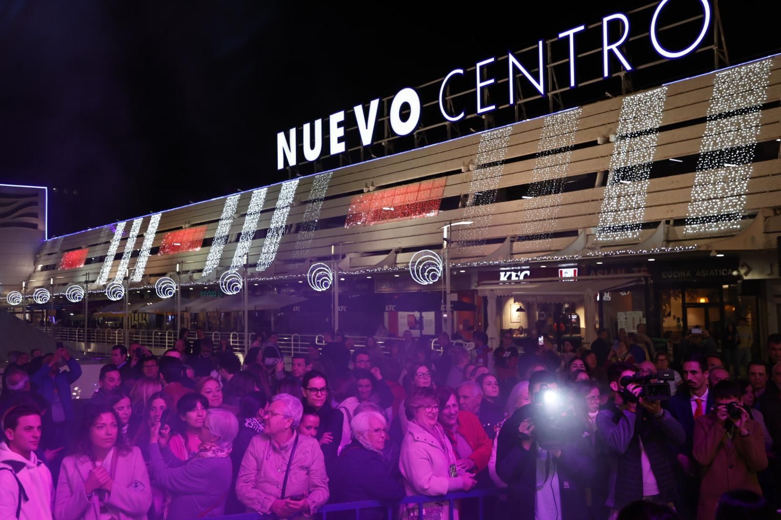 Nuevo Centro inaugura las luces de Navidad en clave fallera