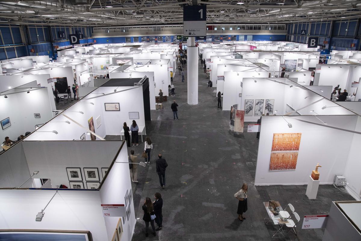 Los diferentes espacios de las galerías que participan en Estampa, dispuestos en uno de los pabellones de Ifema.