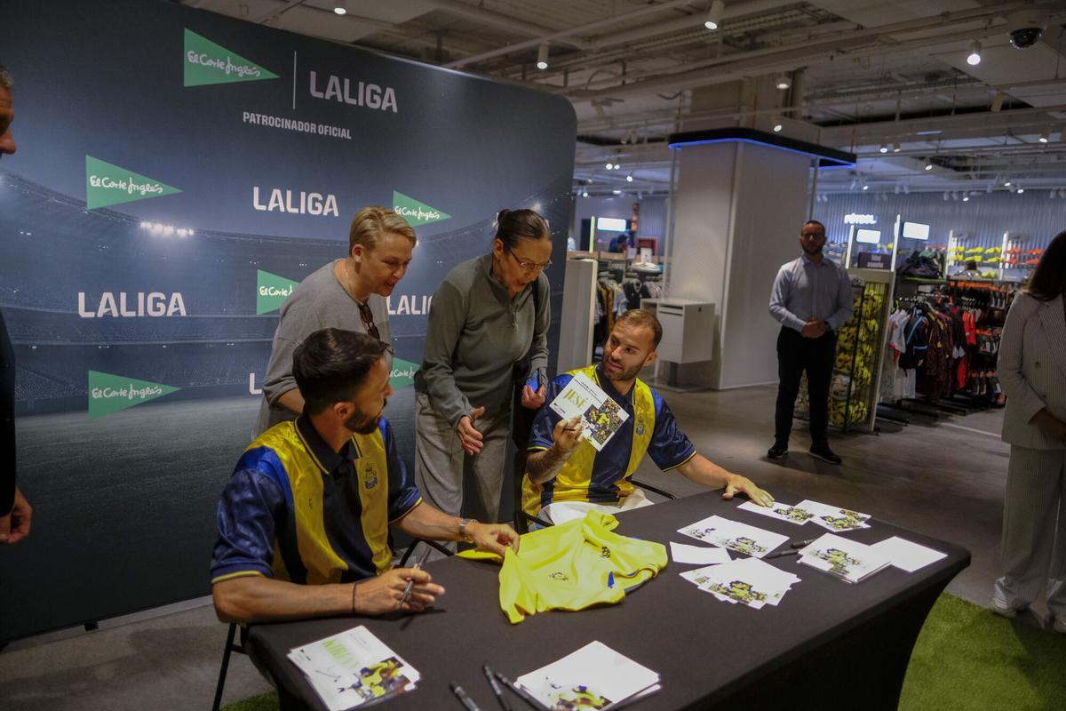 Firma de Jesé y Kirian en El Corte Inglés de Mesa y López