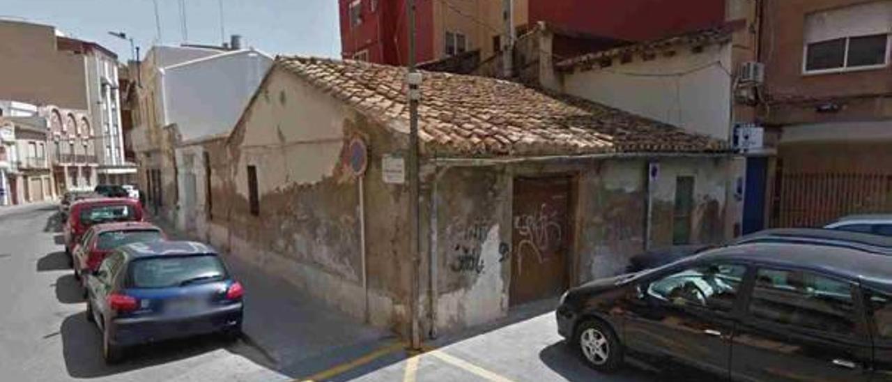 A la izquierda, imagen del horno del siglo XVII antes de ser derribado; a la derecha estado actual de la zona tras su demolición.