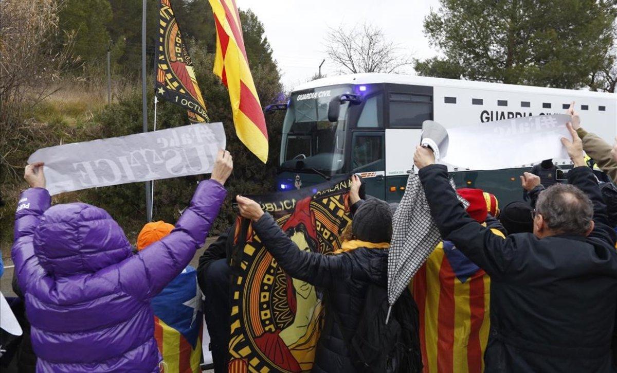 Salida del autobús de la Guardia Civil de la cárcel de Brians hacia Madrid.