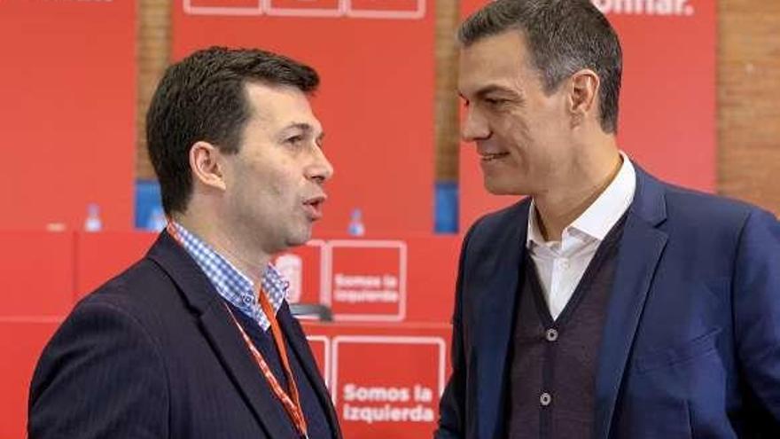 Gonzalo Caballero con Pedro Sánchez, ayer en el comité federal. // FDV