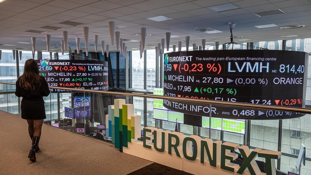 Pantallas con las valoraciones de Euronext, bolsa de valores panaeuropea.