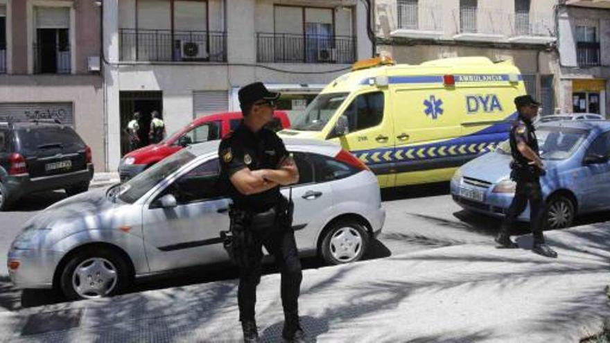 La Policía, en la puerta de la casa donde ha ocurrido el cirmen.