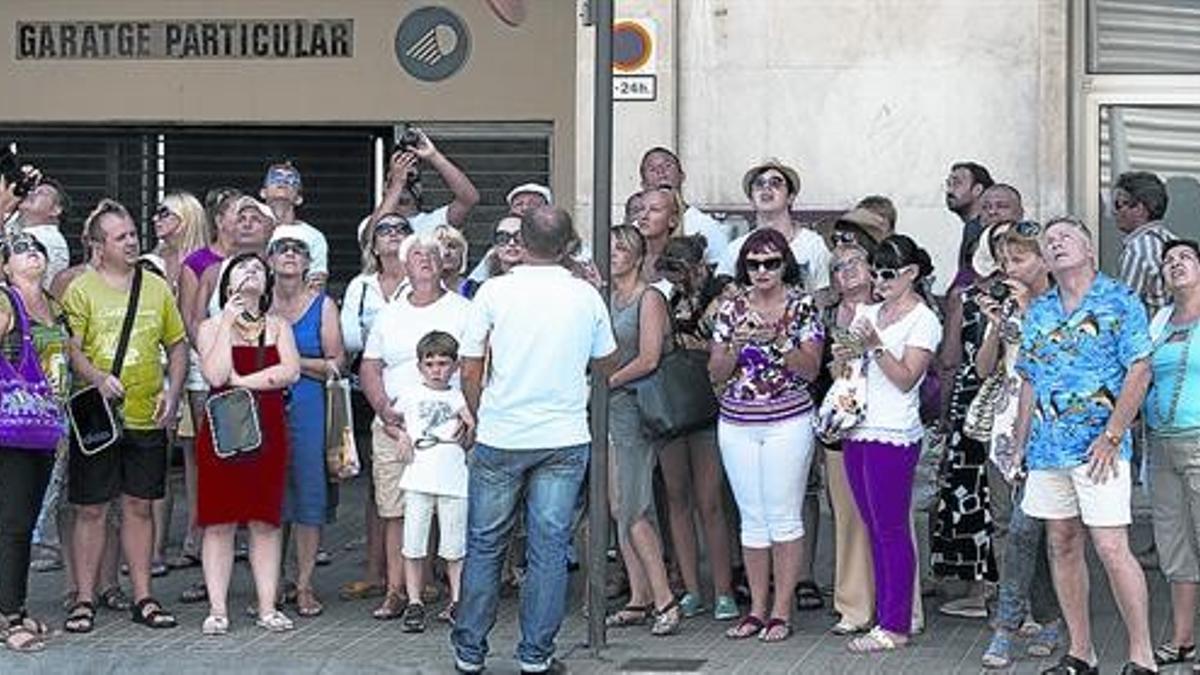 Un grupo de turistas, esta semana, con un guía en la zona de la Sagrada Familia.