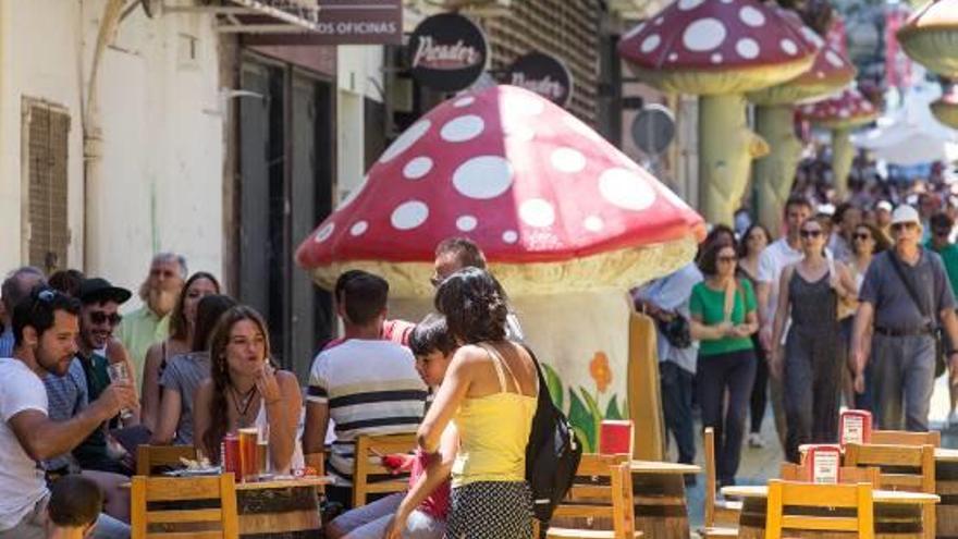 Imagen de las pasadas Hogueras de restaurantes en la calle San Francisco de Alicante.