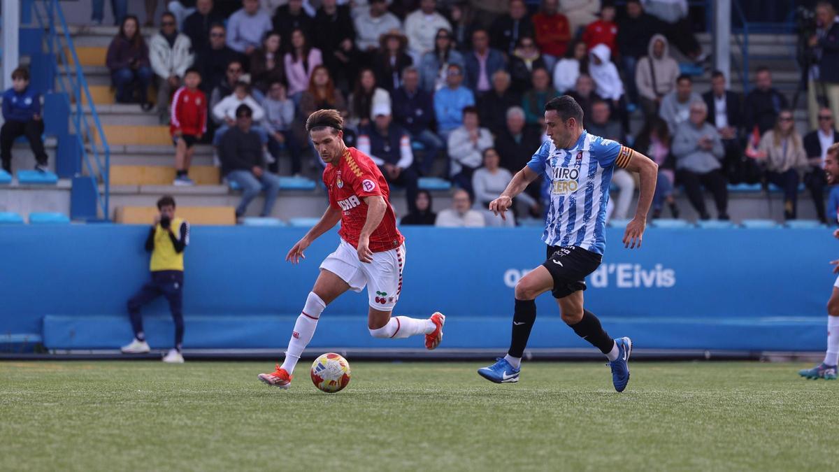 Un jugador de la SD Ibiza progresa con el esférico dirección a la portería del Reus Reddis.