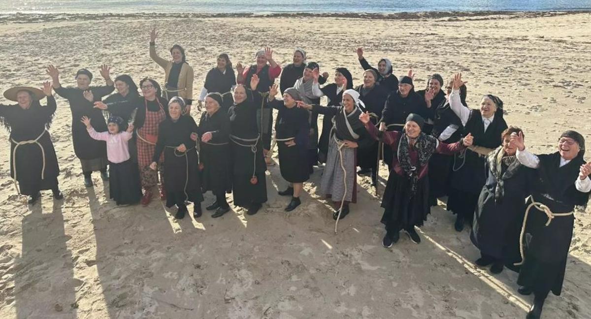 Un grupo de veciñas de Dumbría na praia. | CEDIDA