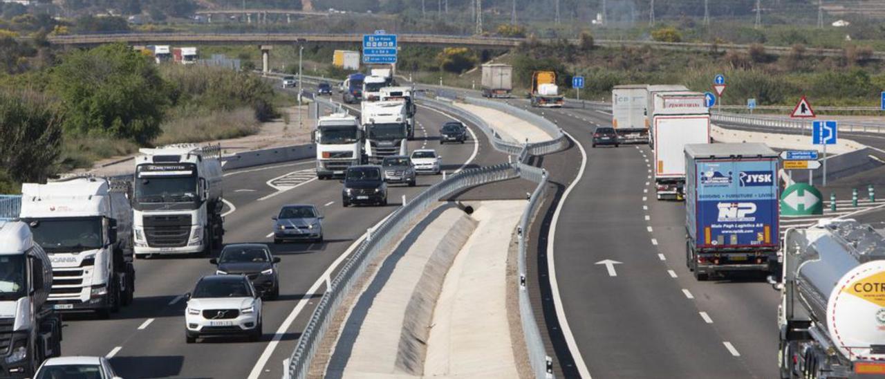 Autopista a su paso por Sagunt. | TORTAJADA